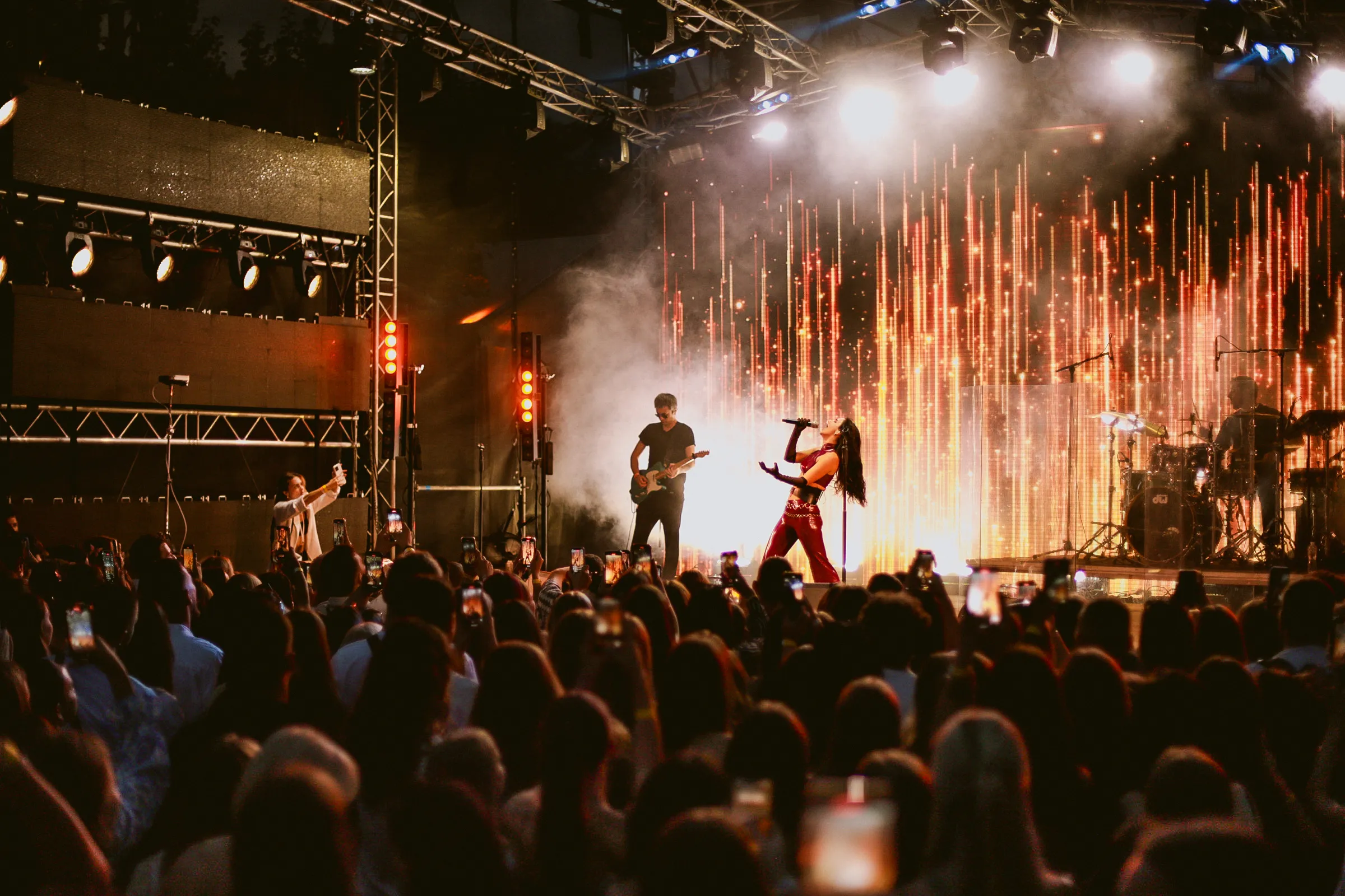 Анна Трінчер: емоції, благодійність і великий сольний концерт — червона троянда, що запалює серця